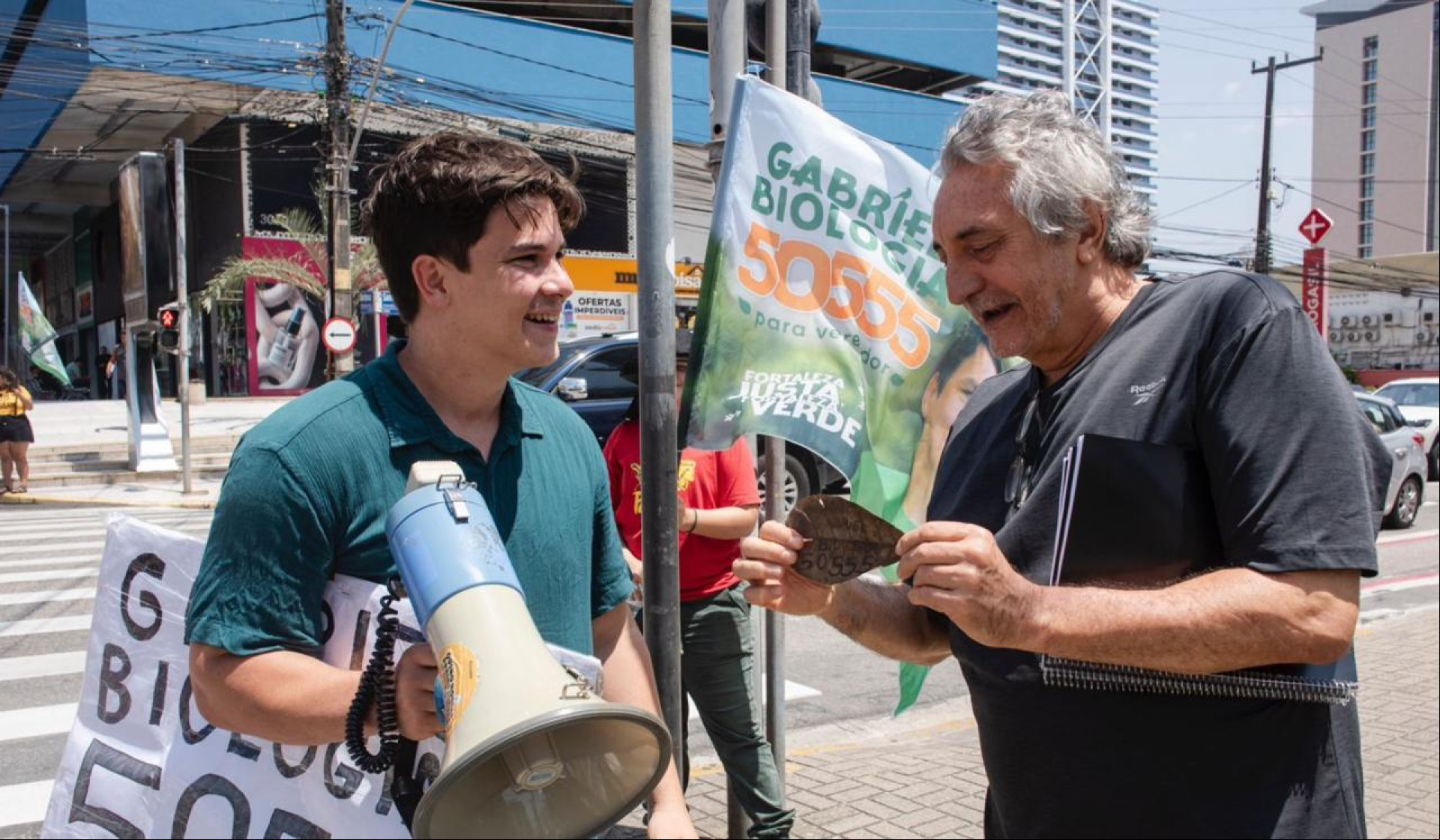 Gabriel Aguiar pelas ruas de Fortaleza distribuindo material biodegradável. Gabriel Aguiar pelas ruas de Fortaleza distribuindo material biodegradável.