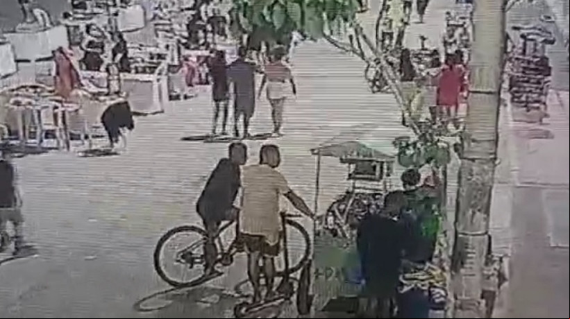 Câmeras de videomonitoramento mostraram o momento em que dois homens vão até ambulantes da Praia de Iracema determinar que eles encerrassem as atividades