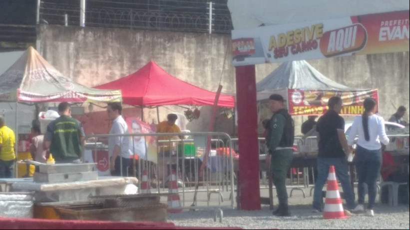 Policiais estiveram presentes no comitê do candidato