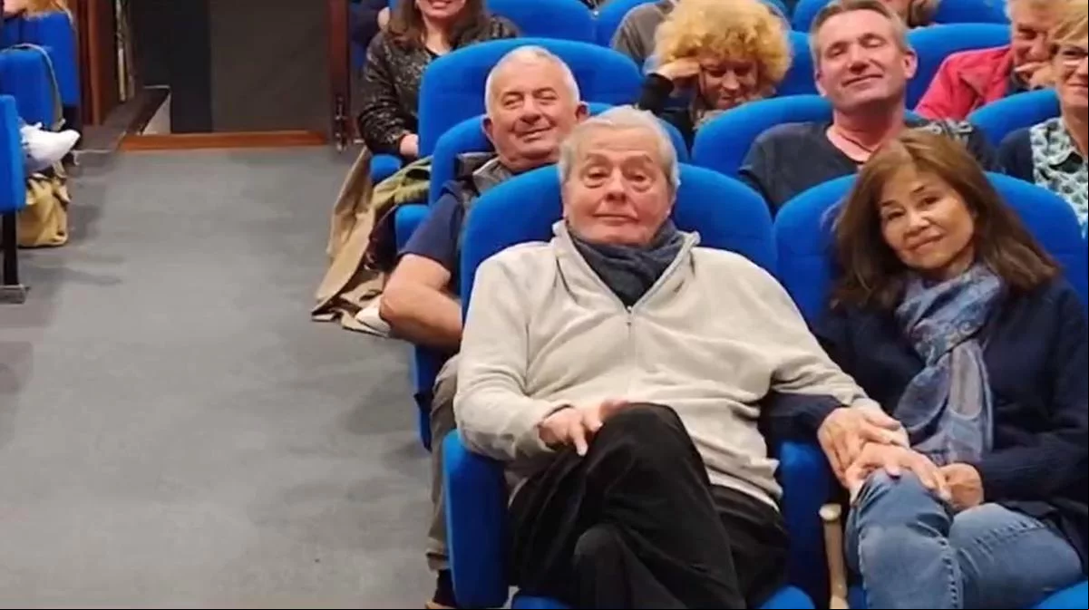 Expulsa da mansão da família, Hollin também acionou a Justiça contra os filhos do ator por “violência intencional comprovada por atestado médico”.
