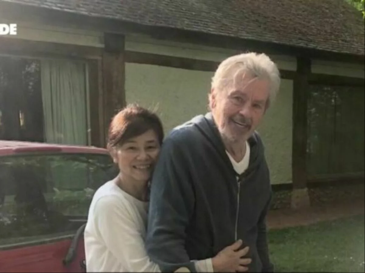 O imbróglio jurídico na família Delon envolve ainda um processo movido pelos filhos por assédio moral contra Hiromi Hollin, definida pela imprensa sa como “dama de companhia” do astro do cinema.