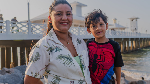 FORTALEZA-CE, BRASIL, 25-08-2024: Inauguração da nova Ponte dos Ingleses, na Praia de Iracema. Na foto, Mislând Brito, de 38 anos, e Gustavo Brito, de 5 anos. (Foto: Fernanda Barros/O Povo) FORTALEZA-CE, BRASIL, 25-08-2024: Inauguração da nova Ponte dos Ingleses, na Praia de Iracema. Na foto, Mislând Brito, de 38 anos, e Gustavo Brito, de 5 anos. (Foto: Fernanda Barros/O Povo)