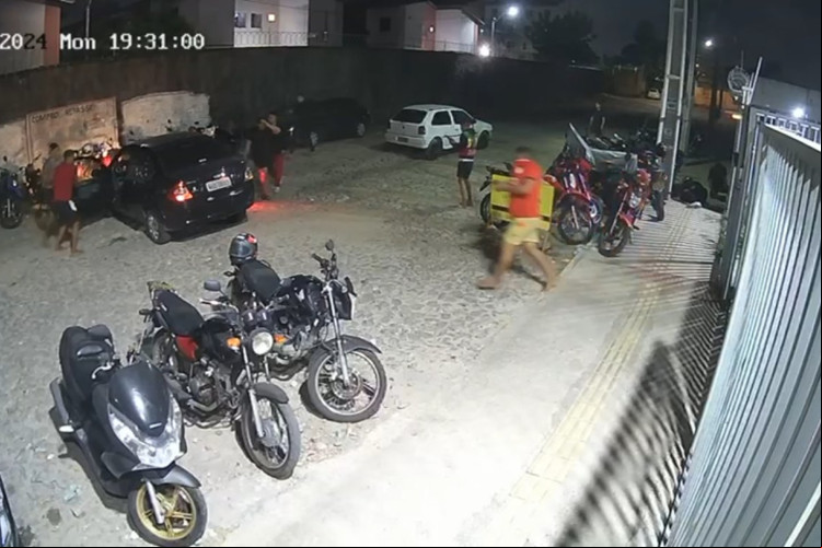 Câmera de segurança flagrou momento em que casal é executado na Maraponga Câmera de segurança flagrou momento em que casal é executado na Maraponga