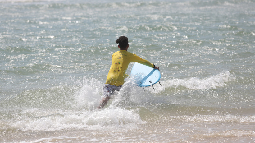 FORTALEZA-CE, BRASIL, 30-08-2024: Surfe cooperativo no IPOM. Praia do Futuro.  (foto: Fabio Lima/ OPOVO) 