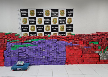 Durante apreensão de cerca de 1,2 tonelada de drogas, um casal foi conduzido à Delegacia de Narcóticos (Denarc) Durante apreensão de cerca de 1,2 tonelada de drogas, um casal foi conduzido à Delegacia de Narcóticos (Denarc)