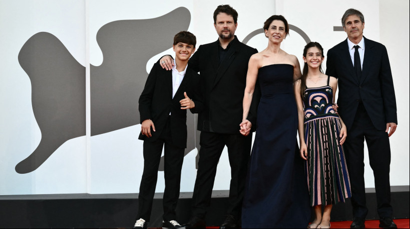 Atores e diretor (no canto direito) do filme brasileiro "Ainda Estou Aqui" no tapete vermelho do Festival de Veneza 2024