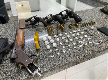 Foram apreendidos armas, munições e drogas embaladas em papelotes durante ação no município 