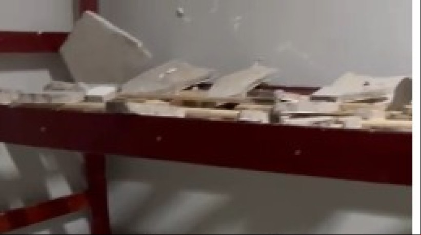 Escombros do teto de alojamento do Frotinha da Messejana que desabou sobre duas funcionárias