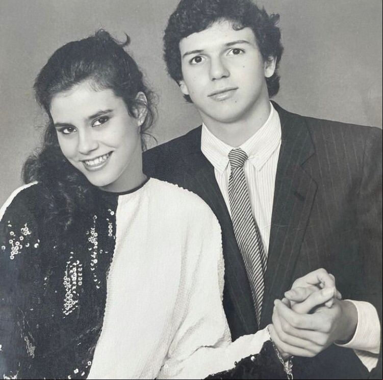 O famoso diretor de TV Boninho e a socialite Narcisa Tamborindeguy foram casados de 1983 a 1986 e tiveram uma filha juntos, Mariana, que nasceu em 20/9/1984.