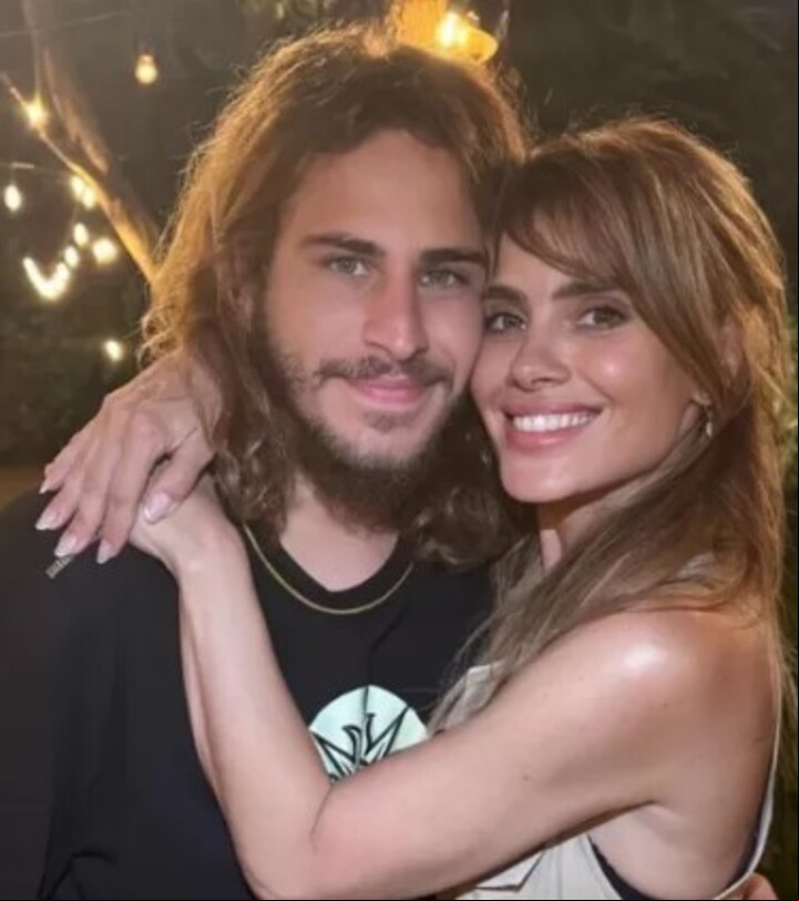 Em uma das imagens, a atriz aparece ao lado do filho mais velho, Davi Frota, de 25 anos. Ele é fruto do casamento de seis anos com o ator Marcos Frota. Veja casais famosos que tiveram filhos juntos e nem todos sabem.