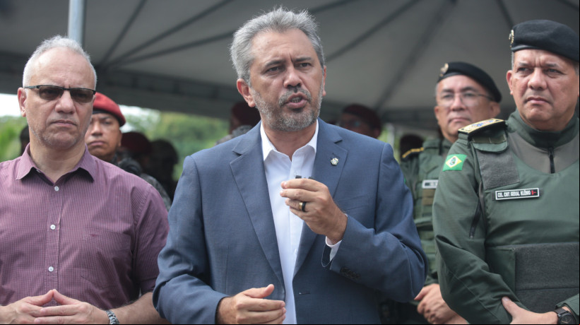 Governador Elmano de Freitas sancionou projeto que cria rastreamento de motos roubadas