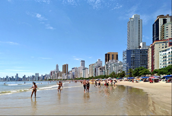 A principal praia de Balneário Camboriú é a Praia Central, talvez o grande cartão-postal da cidade, que tem ainda Laranjeiras, Estaleirinho, Amores, Taquaras, Taquarinhas, Buraco, entre outros.