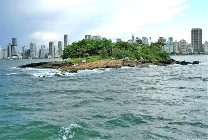 A cidade tem ainda a Ilha das Cabras (foto), o Morro do Careca, diversas opções de turismo, lojas de souvenir e até um bondinho para turistas. O Boulevard de San Miguel é muito lindo também.