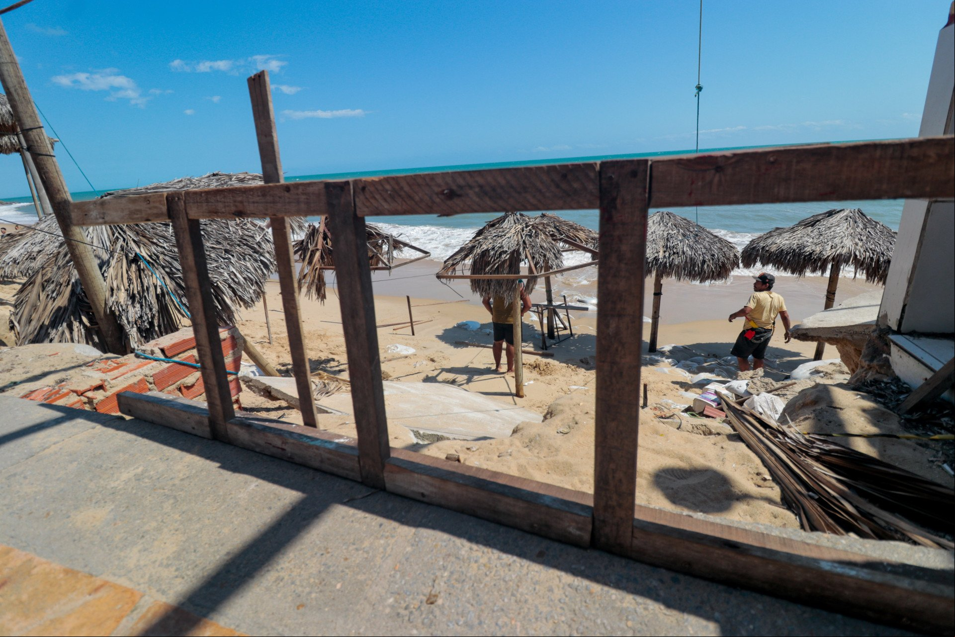 FORTALEZA, CEARÁ, BRASIL, 21-09-2024:Barracas destruídas na orla da Barra do Ceará devido a subida da maré do mês de setembro.. (Foto: Samuel Setubal/ O Povo)