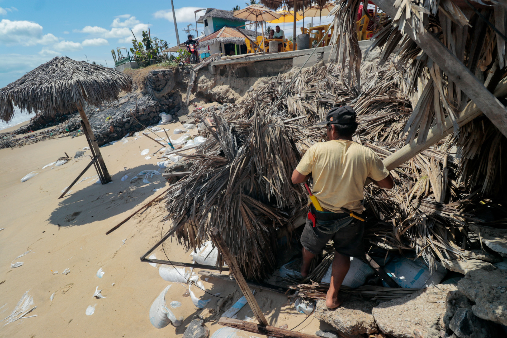 FORTALEZA, CEARÁ, BRASIL, 21-09-2024:Barracas destruídas na orla da Barra do Ceará devido a subida da maré do mês de setembro.. (Foto: Samuel Setubal/ O Povo)