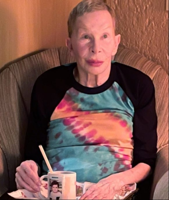 Rita Lee morreu em 8/5/2023, aos 75 anos. Ela havia sido diagnosticada com câncer de pulmão em maio de 2021 e, desde então, vinha travando uma dura batalha contra a doença. Ela seguiu fazendo tratamentos de imunoterapia e radioterapia.