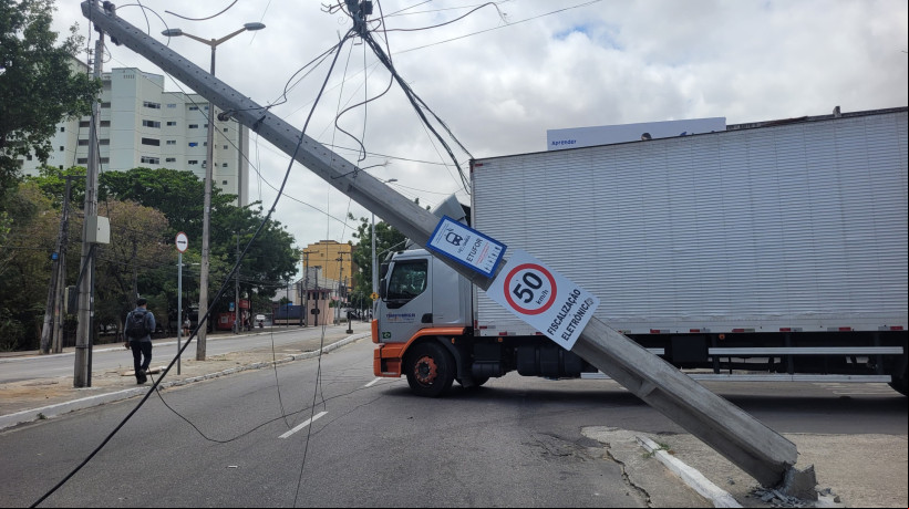 Fio de posto é arrastado por caminhão e estrutura fica prestes a cair na av. Borges de Melo, em Fortaleza