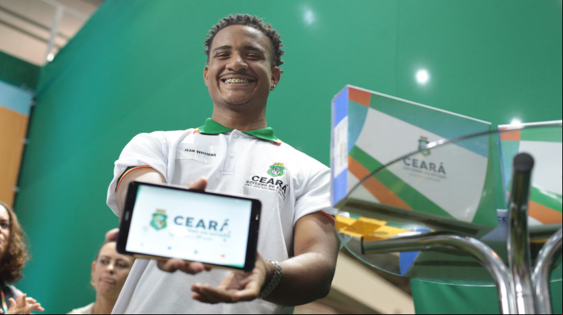 Jean Willians, 18, é um dos alunos do ensino médio do Ceará contemplados com um tablet