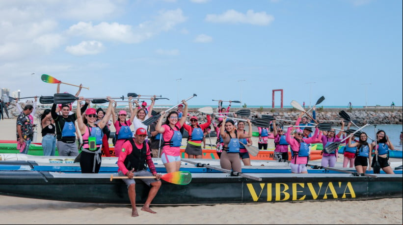 FORTALEZA, CEARÁ, BRASIL, 05-10-2024: Movimento Remadoras Rosa, mulheres sobreviventes de câncer de mama em divulgação para o outubro rosa na Beira Mar. (Foto: Fernanda Barros/ O Povo)