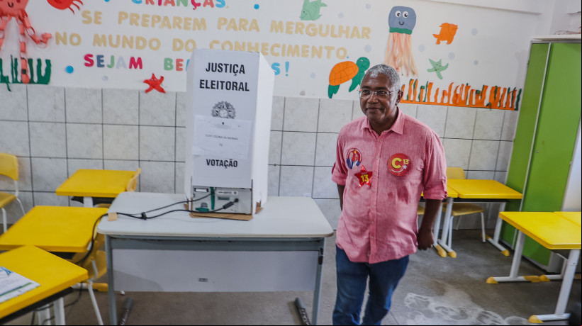 CAUCAIA, CEARÁ, 06-10-2024: Escola Celina Sá - Icarai - Caucaia. Na foto, o candidato Catanho vota, acompanhado do governador Elmano de Freitas. (Foto: Daniel Galber / Especial para O Povo)