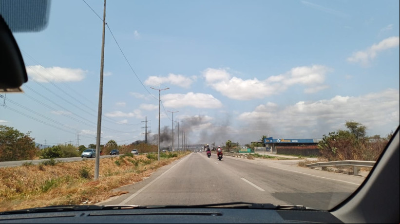 Incêndio registrado na BR-020, em Caucaia, atinge terreno e dificulta tráfego nas duas vias