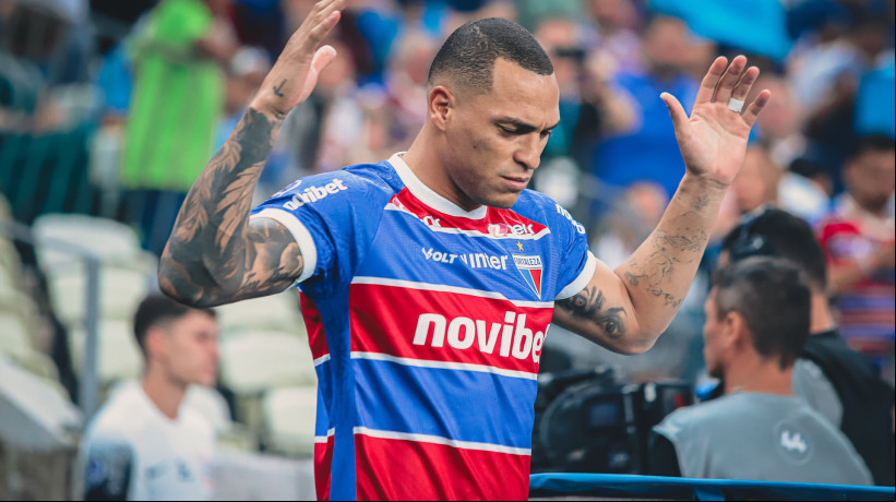 Zagueiro Titi no jogo Fortaleza x Corinthians, no Castelão, pela Copa Sul-Americana 2024