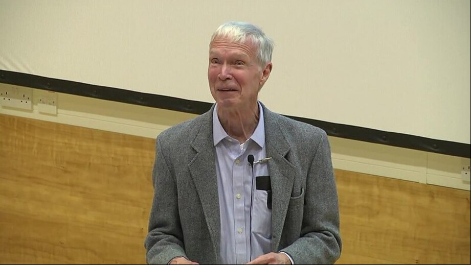 Em uma conferência na Universidade de Nova Jersey, Hinton alertou para a necessidade de conhecer melhor a nova tecnologia e evitar uma perda de controle sobre ela. “Muito, muito preocupante”, foi assim que definiu a falta de compreensão sobre o funcionamento da IA.