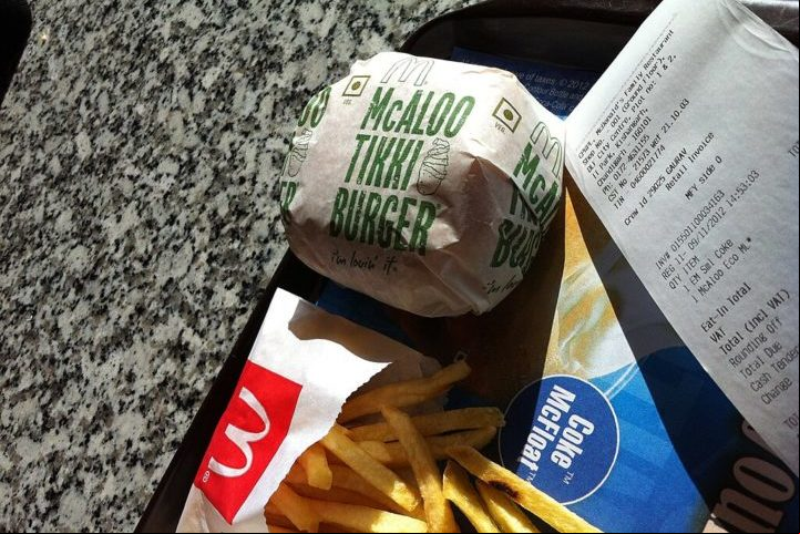 Por exemplo, na Índia, onde a maioria da população não consome carne bovina devido a restrições religiosas, o McDonald's oferece uma variedade de opções vegetarianas, como o McAloo Tikki.