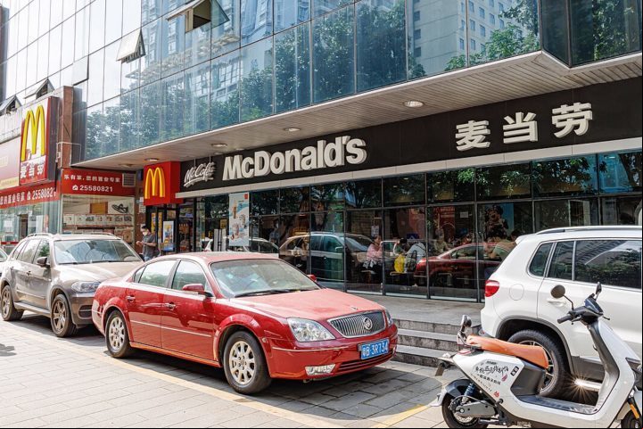 Uma curiosidade interessante é que o McDonald's adapta seu menu de acordo com os gostos e preferências locais em diferentes países.