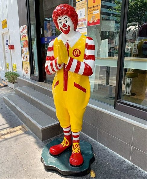 A marca investiu pesadamente em marketing, criando mascotes icônicos como Ronald McDonald e campanhas publicitárias memoráveis.