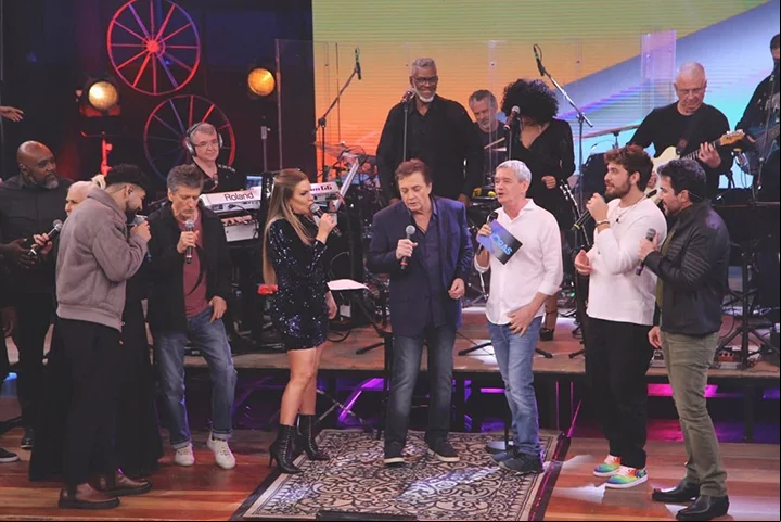 O retorno aos temas ligados a sua formação, fazem parte do CD Humano Demais em 2005, que contém canções de sua autoria e de outros compositores da música católica.