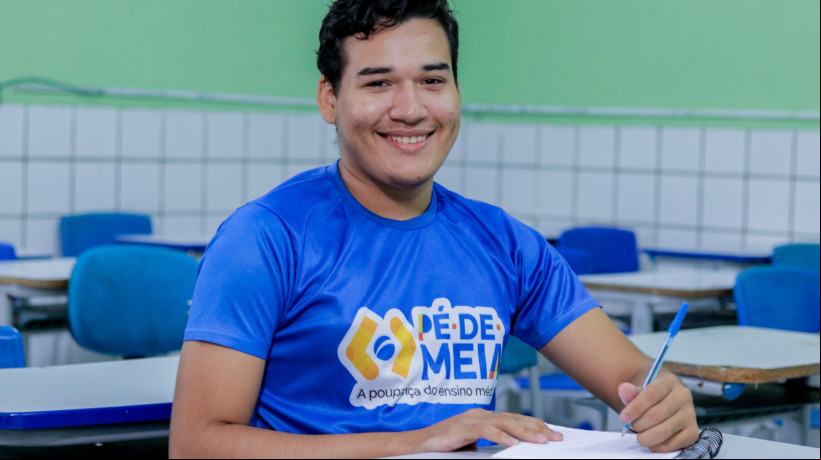 FORTALEZA, CEARÁ, BRASIL, 16-10-2024: Marley Jonathan na escola Heráclito de Castro, no bairro João XXIII. Ele é beneficiário do Pé-de-Meia. (Foto: Samuel Setúbal/ O Povo) 