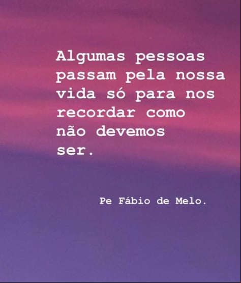 Antes da batina, ele foi vendedor de doces, entregador de pão, ajudante de pedreiro e chegou a trabalhar também em colheita de café. De origem humilde, Fábio, segundo a biografia Humano Demais, escrita por Rodrigo Alvarez, sofreu com os atos violentos do pai alcoólatra.