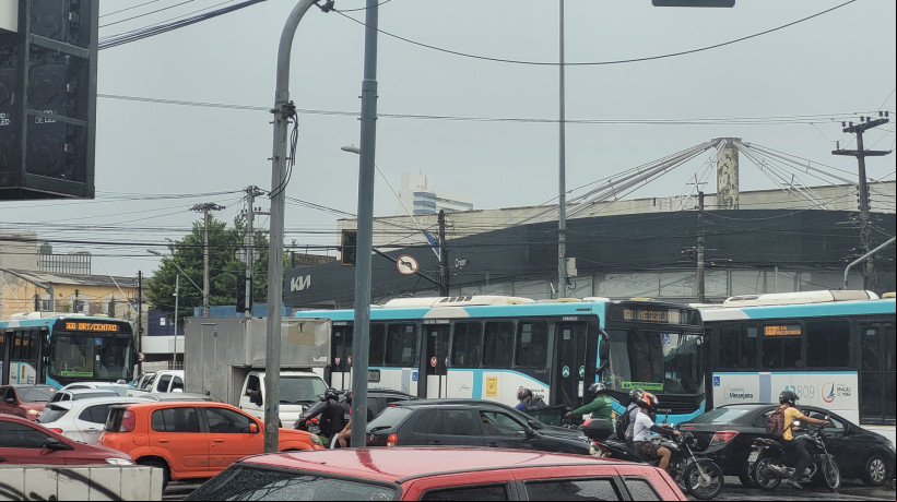 No cruzamento entre as avenidas Domingos Olímpio e Aguanambi, semáforos pararam de funcionar, o que congestionou o trânsito