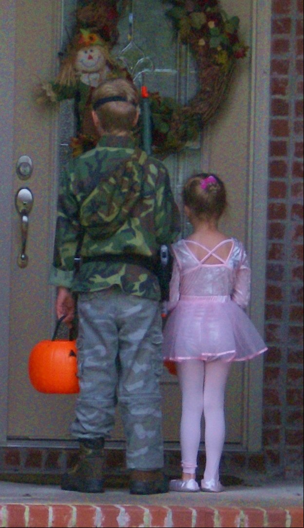 Em diversos países, numa das atividades populares de Halloween, crianças batem nas casas e perguntam: Doces ou Travessuras?. Se a resposta for doce, elas recebem guloseimas. Se for travessura, elas assustam os moradores com máscaras.