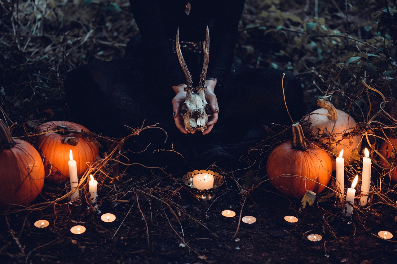 Popularmente, se associa o Halloween à bruxaria. Desde meados do século 20, a Bruxaria tornou-se difundida na tradição Wicca, cujo pioneiro, Gerald Gardner, dizia resgatar a mais antiga religião do mundo.