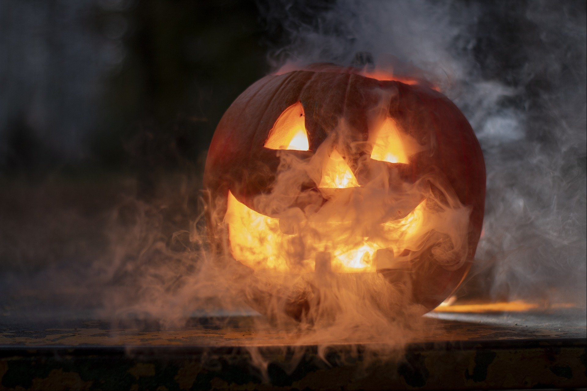 Uma das mais propagadas caracterizações do Halloween é transformar abóboras em lanternas, com cortes que formam olhos triangulares e uma grande boca assustadora.
