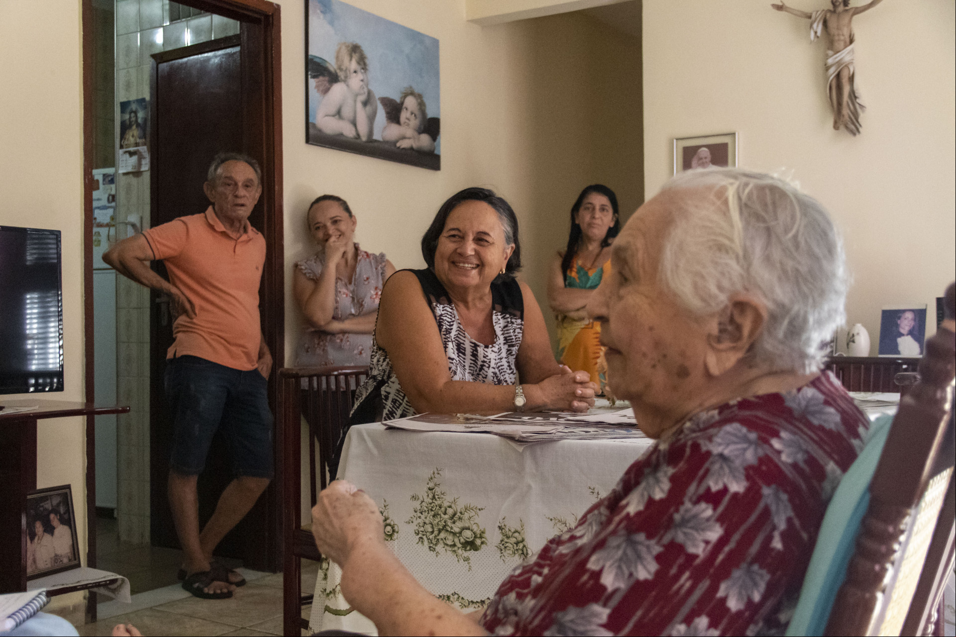 Leitora desde criança do Jornal O POVO, Anália Lima Barroso, completa 100 anos. Na foto, Anália com seus dois filhos Sílvia Helena Oliveira e Itamar Barroso
