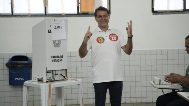 Evandro Leitão (PT) vota em Fortaleza neste domingo, 27