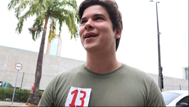 Gabriel Biologia, vereador eleito pelo Psol, após registrar voto na Alece