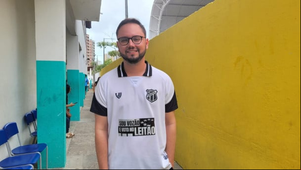 Torcedores de clubes cearenses com adesivos relacionando seus times aos candidatos à prefeitura de Fortaleza