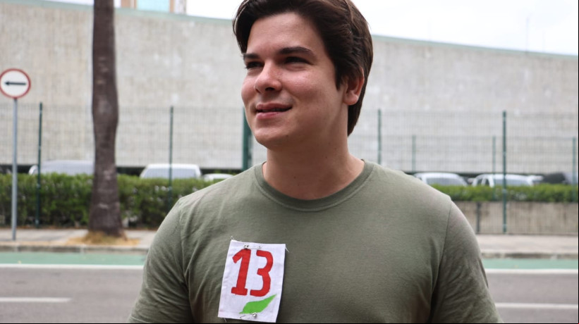 Segundo vereador mais votado em Fortaleza, Gabriel Aguiar (Psol) traja botão feito a mão para votar no segundo turno