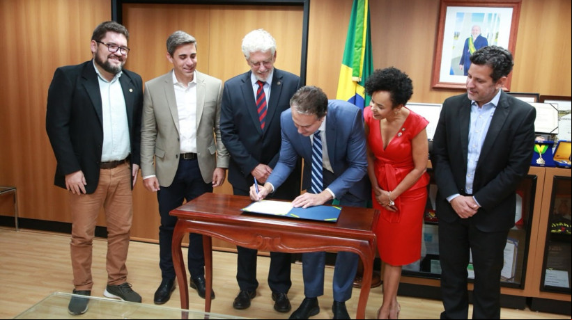 Ministro da Educação, Camilo Santana (PT), assinando Parecer nº 50/2023