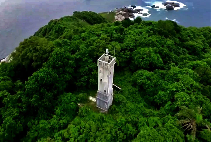 Desde 1925, um farol automático está instalado na parte mais plana da ilha, mantido e conservado pela Marinha. Mas sem necessidade de alguém no local.