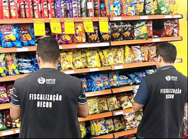 Fiscalização identificou produtos vencidos, divergência de preços e falta de informações em ofertas em supermercado no município cearense d Itapajé 