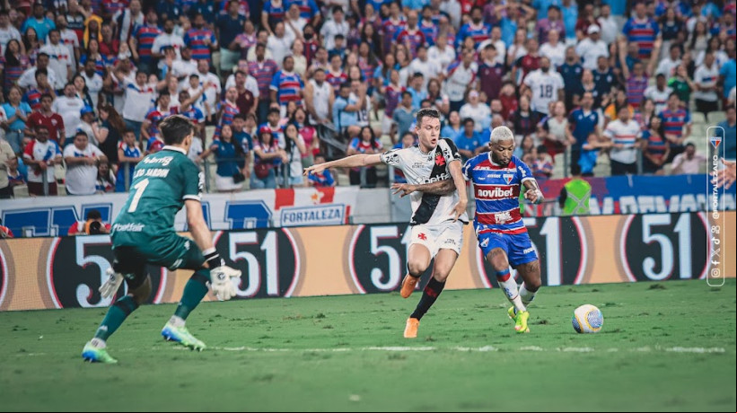 Marinho, atacante do Fortaleza, disputando espaço com Lucas Piton, lateral-esquerdo do Vasco da Gama