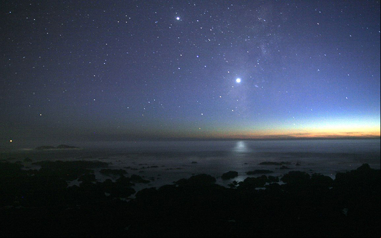É o que mais chama atenção nas noites de céu limpo, pois tem um brilho intenso, como se fosse uma mega-estrela.