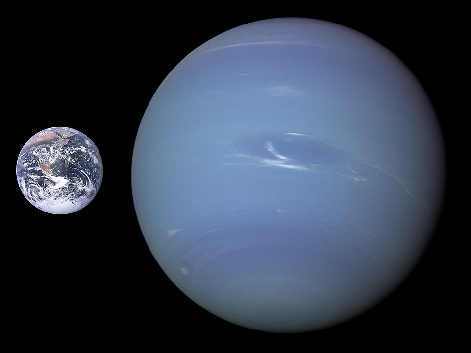Netuno faz parte do grupo de planetas gasosos. Tem um pequeno núcleo rochoso, uma camada formada possivelmente por água, amônia e metano, e uma turbulenta atmosfera de hidrogênio e hélio. Tem 17 vezes a massa da Terra. É o planeta mais distante do Sol