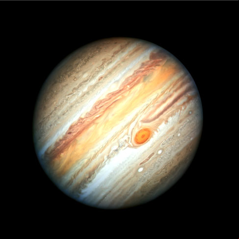 Júpiter, ao contrário de Marte, está na lista dos planetas gasosos (junto com Saturno, Urano e Netuno).. Composto por hidrogênio (90%) e hélio (10%). Leva o nome do Rei dos Deus da Mitologia Romana. Afinal, é o maior planeta do Sistema Solar