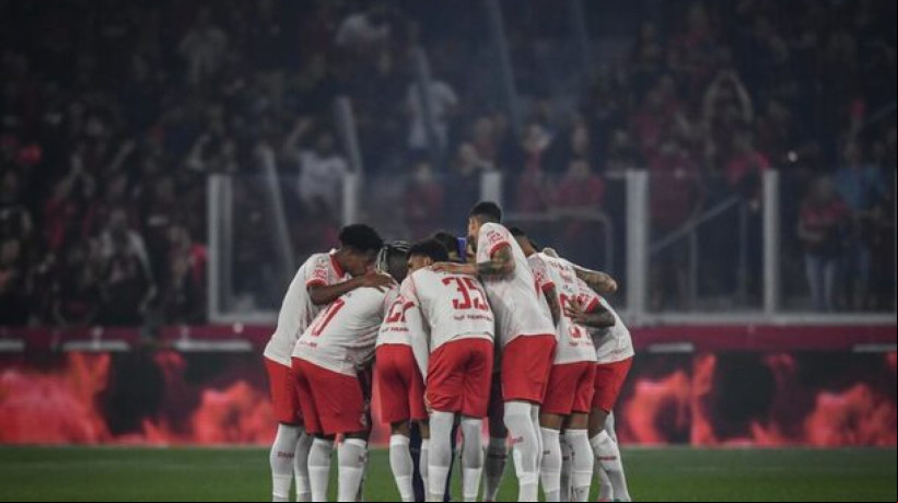 Massa Bruta saiu na frente, sofreu o emapte na segunda etapa, mas conseguiu vencer na Ligga Arena. Atacante marcou os dois gols da equipe